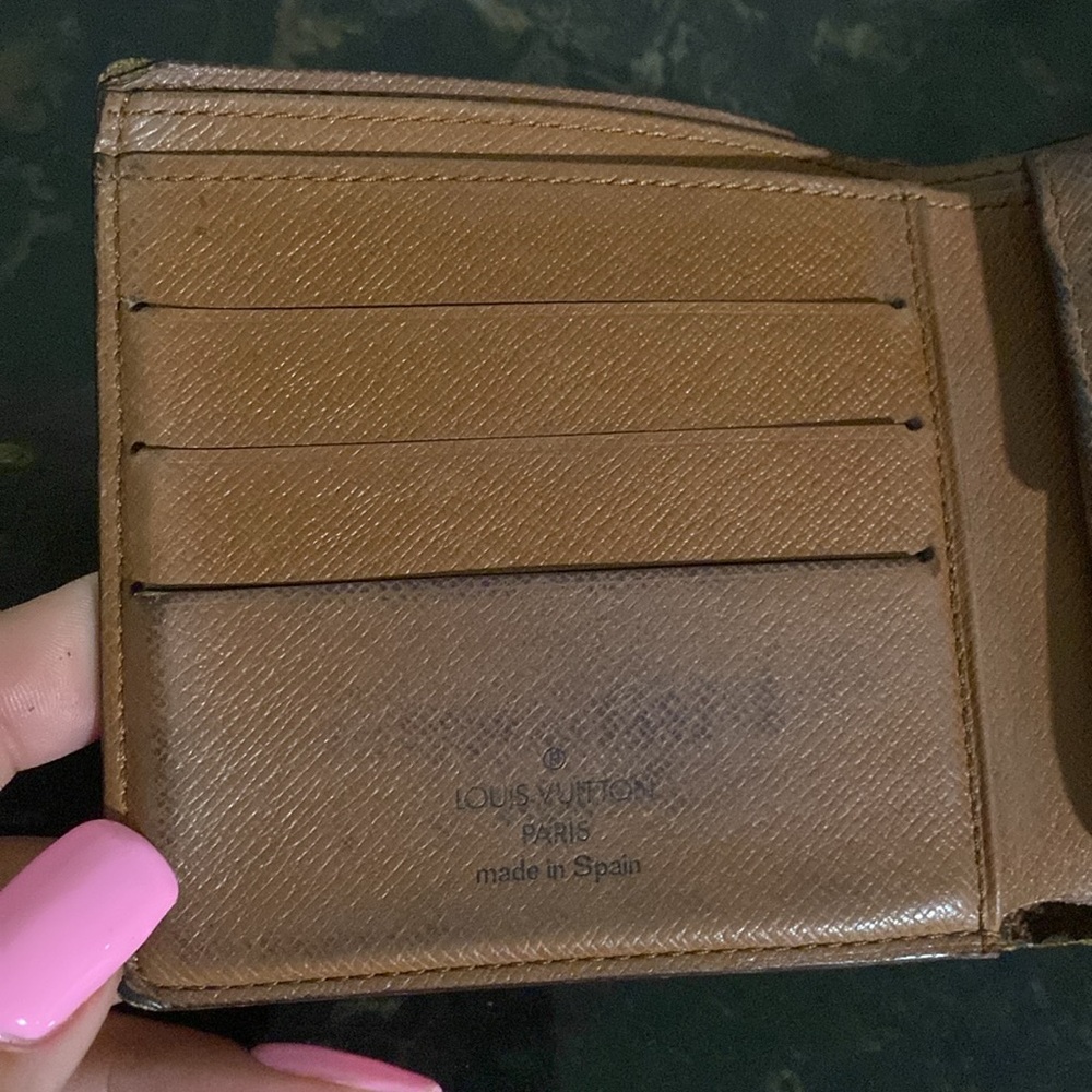 Authentic Louis Vuitton vintage wallet, monogram
Needs love on inside (inside) - Picture 9 of 9